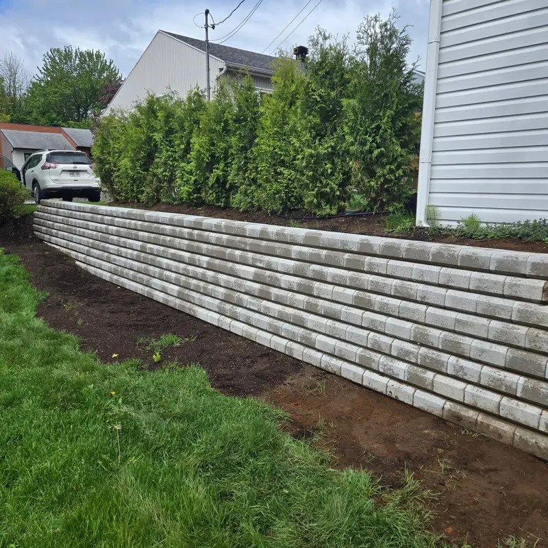 Muret de soutènement en blocs le long d’un terrain résidentiel