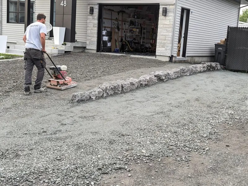 Opérateur à la plaque vibrante sur une surface granulaire en préparation